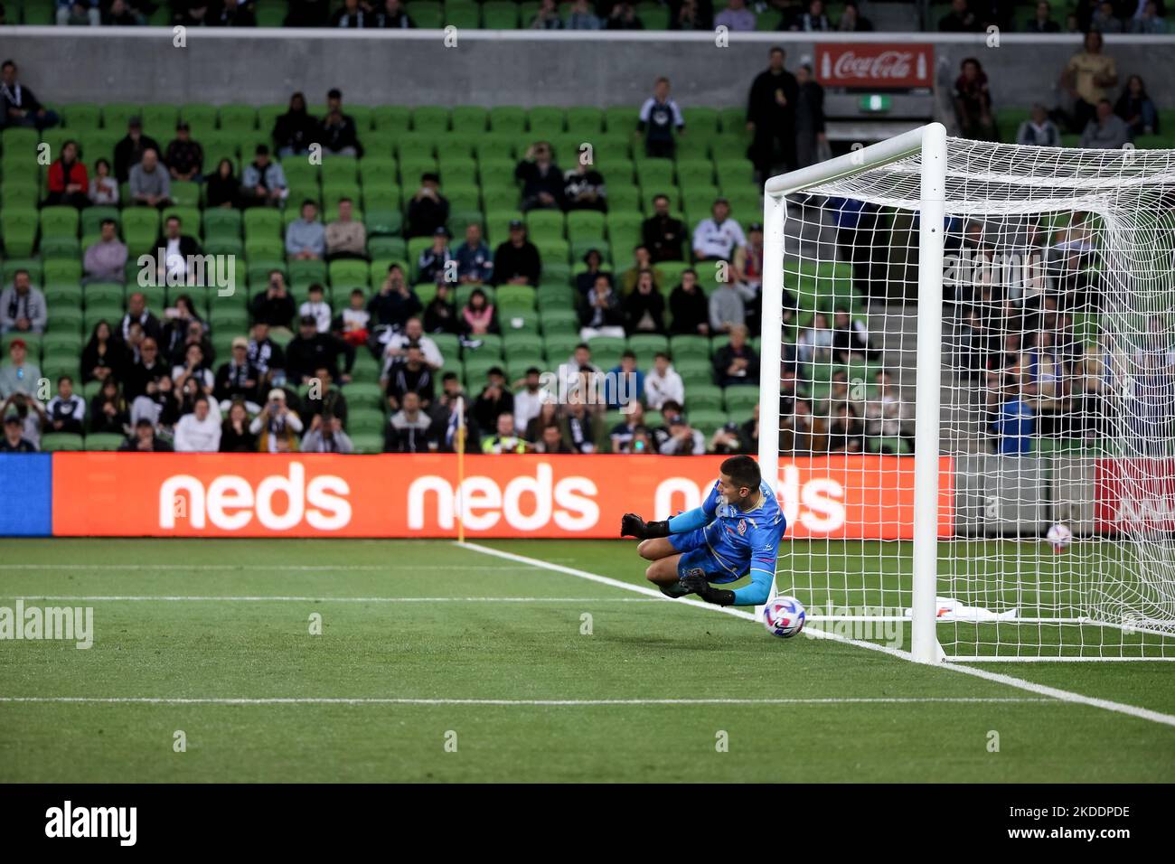 Melbourne, Australie, 4 novembre 2022. Michael Weier, des Jets de Newcastle, laisse passer un ballon pour donner à Melbourne la victoire un but lors du match De football masculin De La Ligue A entre Melbourne Victory et Newcastle Jets à l'AAMI Park on 04 novembre 2022 à Melbourne, en Australie. Crédit : Dave Helison/Speed Media/Alamy Live News Banque D'Images