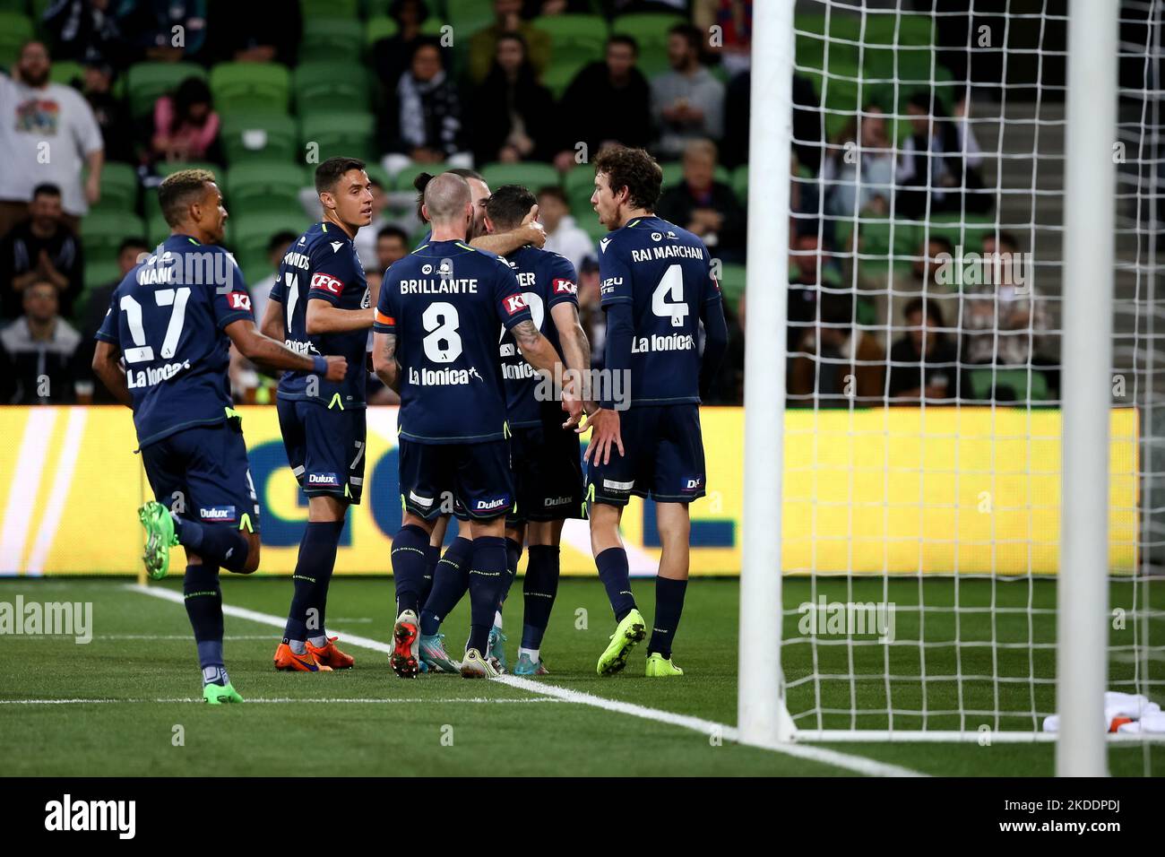 Melbourne, Australie, 4 novembre 2022. Melbourne Victory fêtez un but lors du match De football masculin A-League entre Melbourne Victory et Newcastle Jets à l'AAMI Park sur 04 novembre 2022 à Melbourne, en Australie. Crédit : Dave Helison/Speed Media/Alamy Live News Banque D'Images
