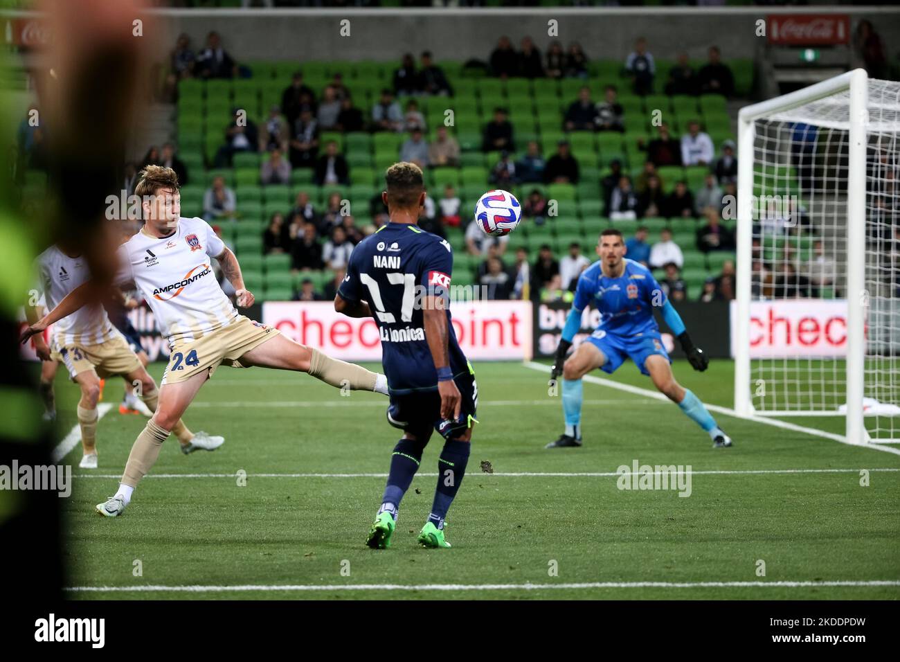 Melbourne, Australie, 4 novembre 2022. Robert McGarry, des Jets de Newcastle, lance le ballon lors du match De football masculin A-League entre Melbourne Victory et les Jets de Newcastle à l'AAMI Park on 04 novembre 2022, à Melbourne, en Australie. Crédit : Dave Helison/Speed Media/Alamy Live News Banque D'Images