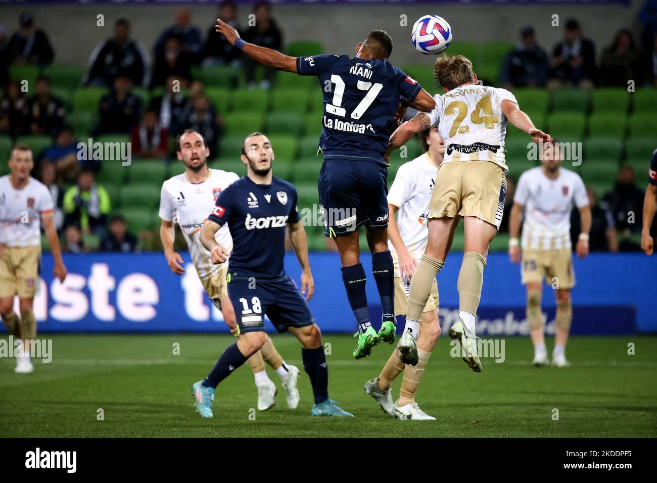 Melbourne, Australie, 4 novembre 2022. Luis Cunha, de Melbourne Victory, est à la tête du match de football masculin A-League entre Melbourne Victory et Newcastle Jets, à l'AAMI Park on 04 novembre 2022, à Melbourne, en Australie. Crédit : Dave Helison/Speed Media/Alamy Live News Banque D'Images