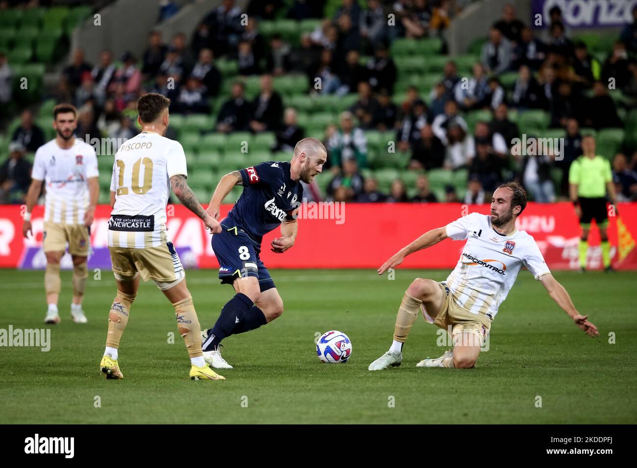 Melbourne, Australie, 4 novembre 2022. Joshua Brillante, de Melbourne Victory, contrôle le ballon lors du match De football masculin A-League entre Melbourne Victory et Newcastle Jets à l'AAMI Park on 04 novembre 2022 à Melbourne, en Australie. Crédit : Dave Helison/Speed Media/Alamy Live News Banque D'Images