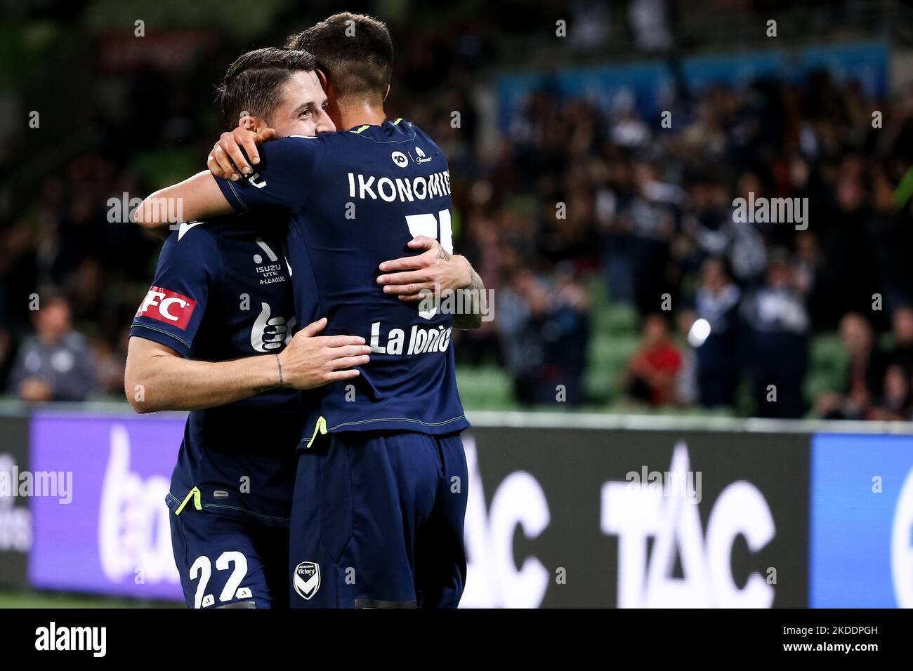 Melbourne, Australie, 4 novembre 2022. Jake Brimmer de Melbourne Victory et Christopher Ikonomidis de Melbourne Victory célèbrent un but lors du match De football Masculin A-League entre Melbourne Victory et Newcastle Jets à l'AAMI Park on 04 novembre 2022 à Melbourne, en Australie. Crédit : Dave Helison/Speed Media/Alamy Live News Banque D'Images