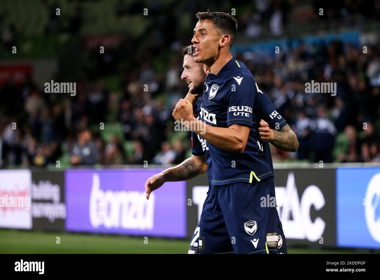 Melbourne, Australie, 4 novembre 2022. Jake Brimmer de Melbourne Victory et Christopher Ikonomidis de Melbourne Victory célèbrent un but lors du match De football Masculin A-League entre Melbourne Victory et Newcastle Jets à l'AAMI Park on 04 novembre 2022 à Melbourne, en Australie. Crédit : Dave Helison/Speed Media/Alamy Live News Banque D'Images