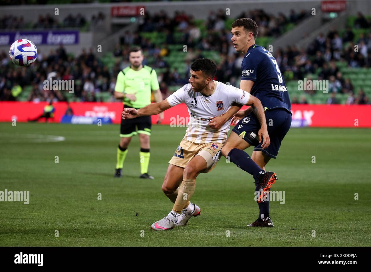 Melbourne, Australie, 4 novembre 2022. Les Jets Jaushua Sotirio de Newcastle contrôlent le ballon lors du match De football masculin De La Ligue A entre la victoire de Melbourne et les Jets de Newcastle au parc AAMI sur 04 novembre 2022 à Melbourne, en Australie. Crédit : Dave Helison/Speed Media/Alamy Live News Banque D'Images