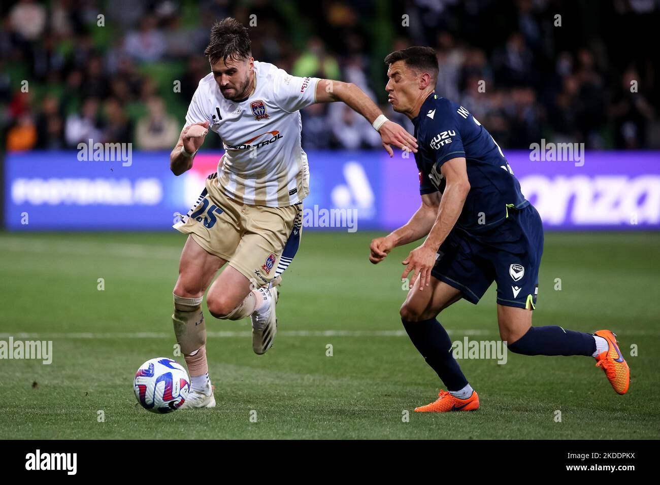 Melbourne, Australie, 4 novembre 2022. Carl Jenkinson, des Jets de Newcastle, contrôle le ballon lors du match De football masculin A-League entre Melbourne Victory et les Jets de Newcastle à l'AAMI Park on 04 novembre 2022 à Melbourne, en Australie. Crédit : Dave Helison/Speed Media/Alamy Live News Banque D'Images