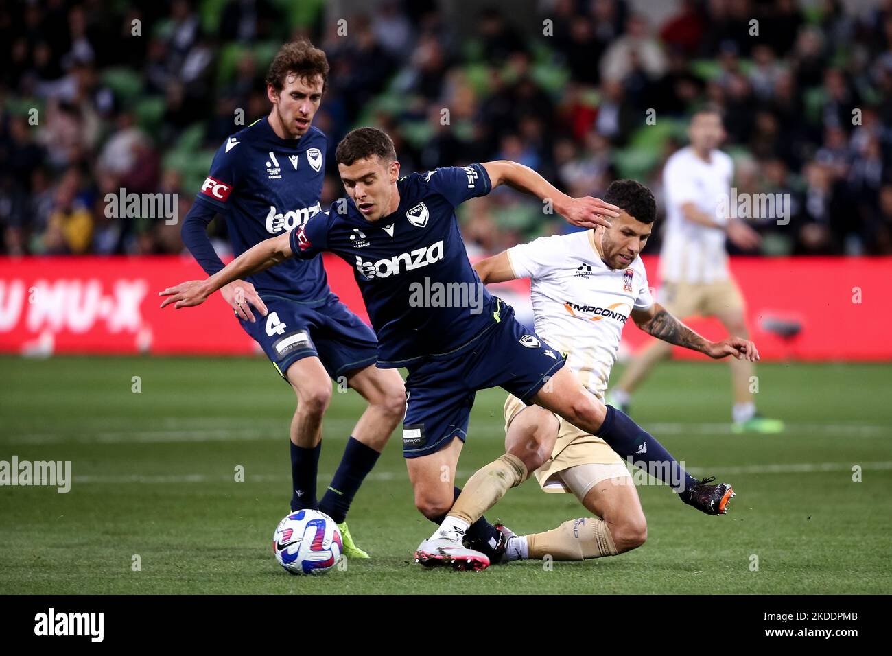 Melbourne, Australie, 4 novembre 2022. Jason Hoffman des Jets de Newcastle tombe alors que Jaushua Sotirio des Jets de Newcastle va lui faire passer le ballon pendant le match De football Masculin De La Ligue A entre la victoire de Melbourne et les Jets de Newcastle à l'AAMI Park sur 04 novembre 2022 à Melbourne, en Australie. Crédit : Dave Helison/Speed Media/Alamy Live News Banque D'Images
