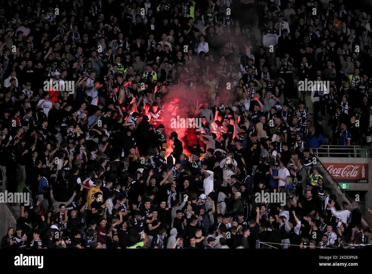Melbourne, Australie, 4 novembre 2022. Les fans de la victoire de Melbourne perdent le contrôle des feux d'artifice et commencent un incendie dans le stand lors du match De football masculin De La Ligue A entre la victoire de Melbourne et les Jets de Newcastle au parc AAMI sur 04 novembre 2022 à Melbourne, en Australie. Crédit : Dave Helison/Speed Media/Alamy Live News Banque D'Images