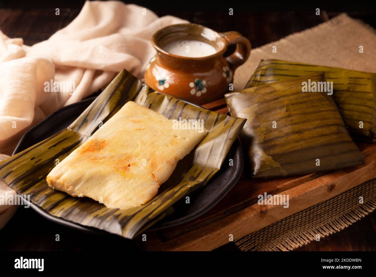 Tamales d'Oaxacan. Plat préhispanique typique du Mexique et de certains pays d'Amérique latine. Pâte de maïs enveloppée de feuilles de banane. Les tamales sont cuits à la vapeur. Banque D'Images