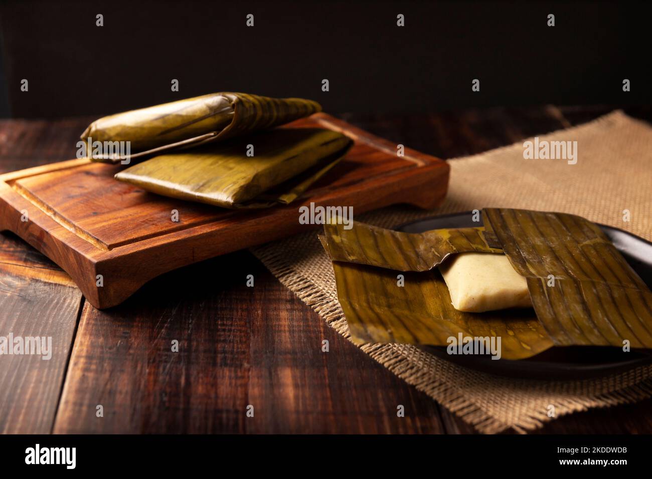 Tamales d'Oaxacan. Plat préhispanique typique du Mexique et de certains pays d'Amérique latine. Pâte de maïs enveloppée de feuilles de banane. Les tamales sont cuits à la vapeur. Banque D'Images