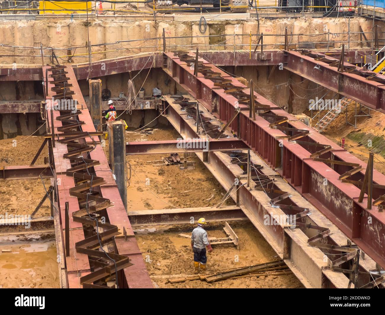 Vue du chantier de construction qui travaille sur des installations souterraines à Singapour, en Asie du Sud-est. Banque D'Images
