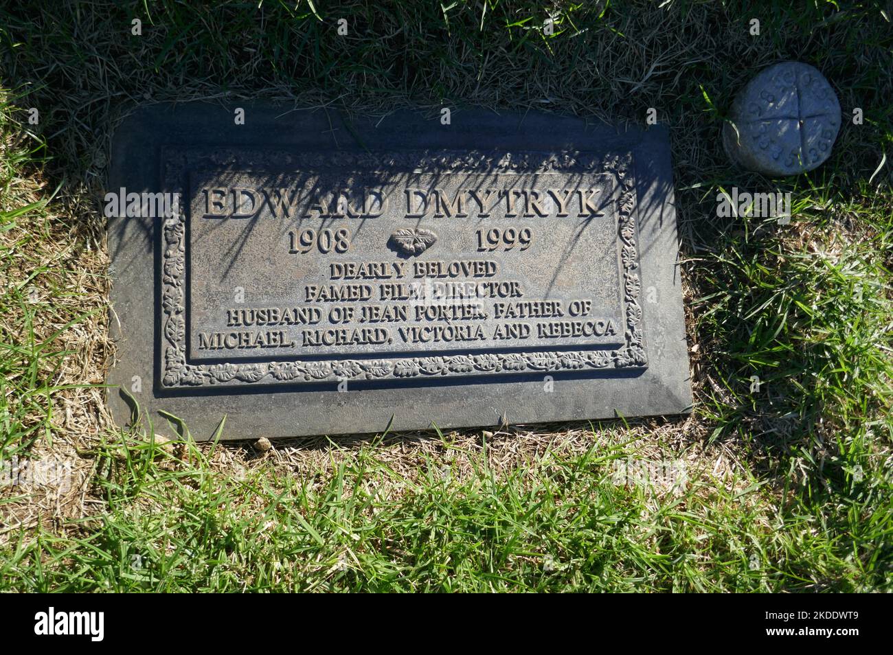 Los Angeles, Californie, États-Unis 3rd novembre 2022 tombe du directeur Edward Dmytryk dans la section des murmurer des arbres au parc commémoratif Forest Lawn Hollywood Hills sur 3 novembre 2022 à Los Angeles, Californie, États-Unis. Il dirige les jeunes Lions avec Montgomery Clift et Raintree County avec Montgomery Clift et Elizabeth Taylor. La Caine mutiny avec Humphrey Bogart, marcher sur le côté sauvage avec Jane Fonda, Mirage avec Gregory Peck, Alvarez Kelly avec William Holden, Bluebeard avec Richard Burton et Raquel Welch, Retour à Bataan avec John Wayne, Soldat de Fortune avec Clark Gable et Susan Hayward, le Devi Banque D'Images