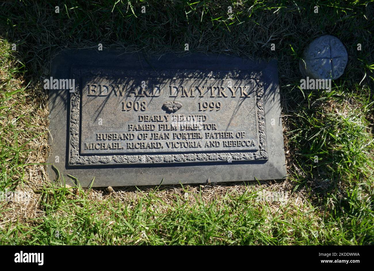 Los Angeles, Californie, États-Unis 3rd novembre 2022 tombe du directeur Edward Dmytryk dans la section des murmurer des arbres au parc commémoratif Forest Lawn Hollywood Hills sur 3 novembre 2022 à Los Angeles, Californie, États-Unis. Il dirige les jeunes Lions avec Montgomery Clift et Raintree County avec Montgomery Clift et Elizabeth Taylor. La Caine mutiny avec Humphrey Bogart, marcher sur le côté sauvage avec Jane Fonda, Mirage avec Gregory Peck, Alvarez Kelly avec William Holden, Bluebeard avec Richard Burton et Raquel Welch, Retour à Bataan avec John Wayne, Soldat de Fortune avec Clark Gable et Susan Hayward, le Devi Banque D'Images