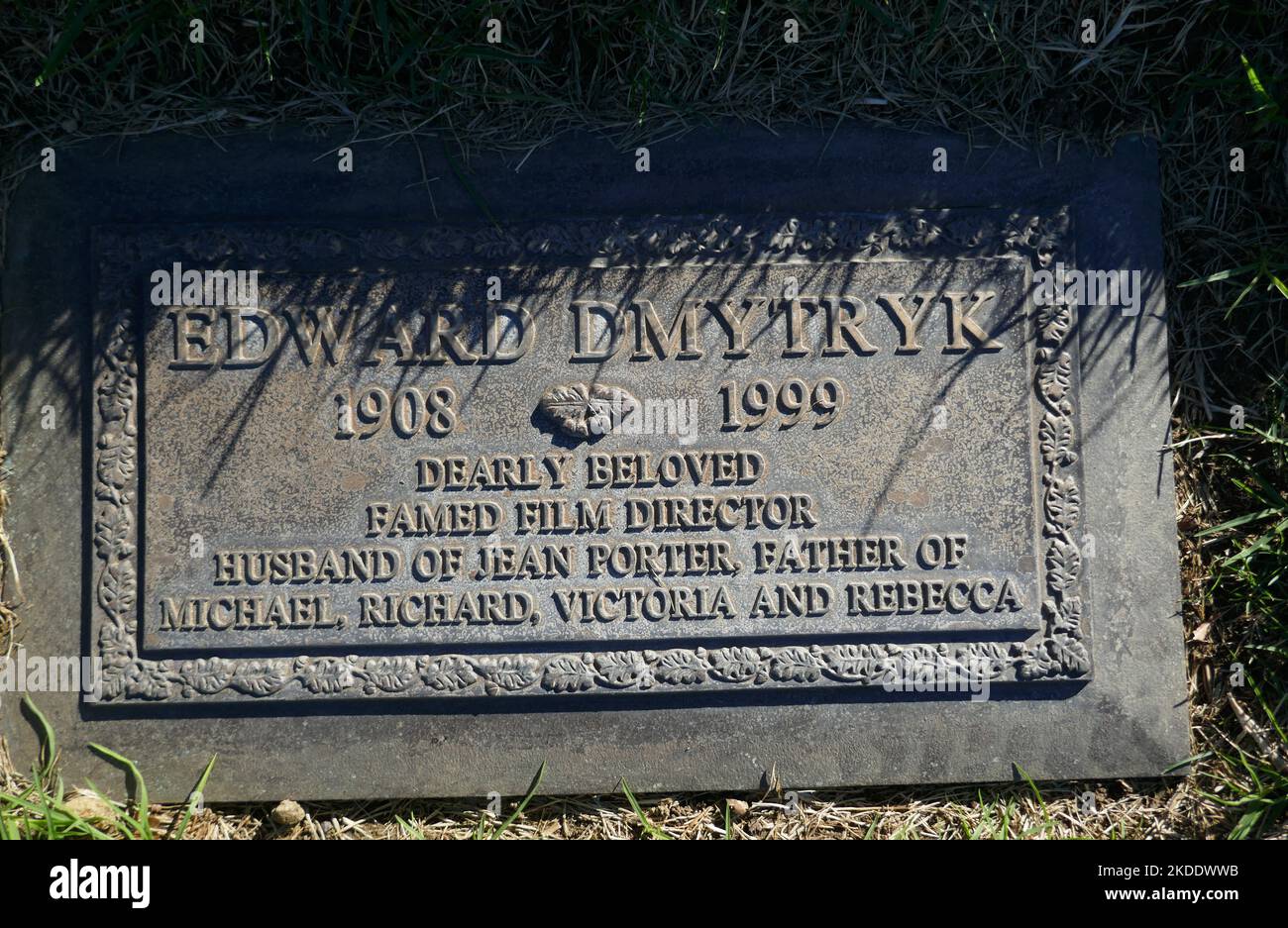 Los Angeles, Californie, États-Unis 3rd novembre 2022 tombe du directeur Edward Dmytryk dans la section des murmurer des arbres au parc commémoratif Forest Lawn Hollywood Hills sur 3 novembre 2022 à Los Angeles, Californie, États-Unis. Il dirige les jeunes Lions avec Montgomery Clift et Raintree County avec Montgomery Clift et Elizabeth Taylor. La Caine mutiny avec Humphrey Bogart, marcher sur le côté sauvage avec Jane Fonda, Mirage avec Gregory Peck, Alvarez Kelly avec William Holden, Bluebeard avec Richard Burton et Raquel Welch, Retour à Bataan avec John Wayne, Soldat de Fortune avec Clark Gable et Susan Hayward, le Devi Banque D'Images