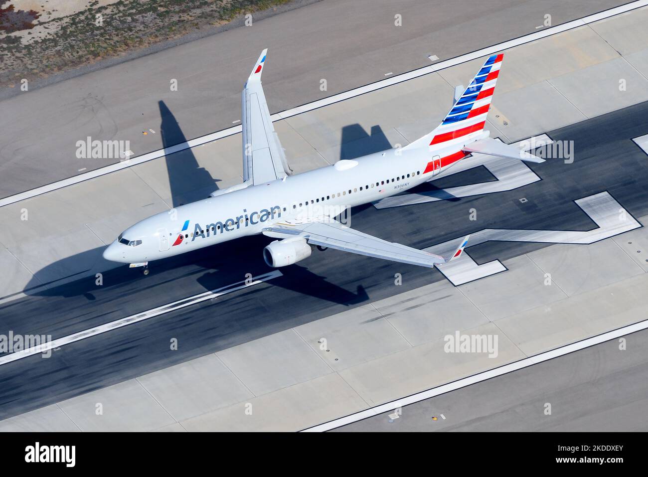 Boeing 737 d'American Airlines atterrissant à RWY 24. Avion d'AA enregistré comme N306NY appartenant à la compagnie aérienne American Airlines. Boeing 737-800 NG. Banque D'Images