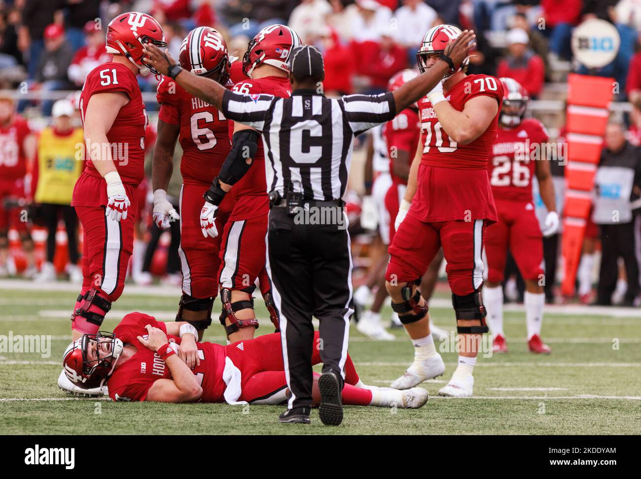 Jack Tuttle (14), un quarterback Indiana Hoosiers, est blessé par Penn State lors d'un match de football de la NCAA au Memorial Stadium. Les Nittany Lions battent les Hoosiers 45-14. (Photo de Jeremy Hogan / SOPA Images / Sipa USA) Banque D'Images
