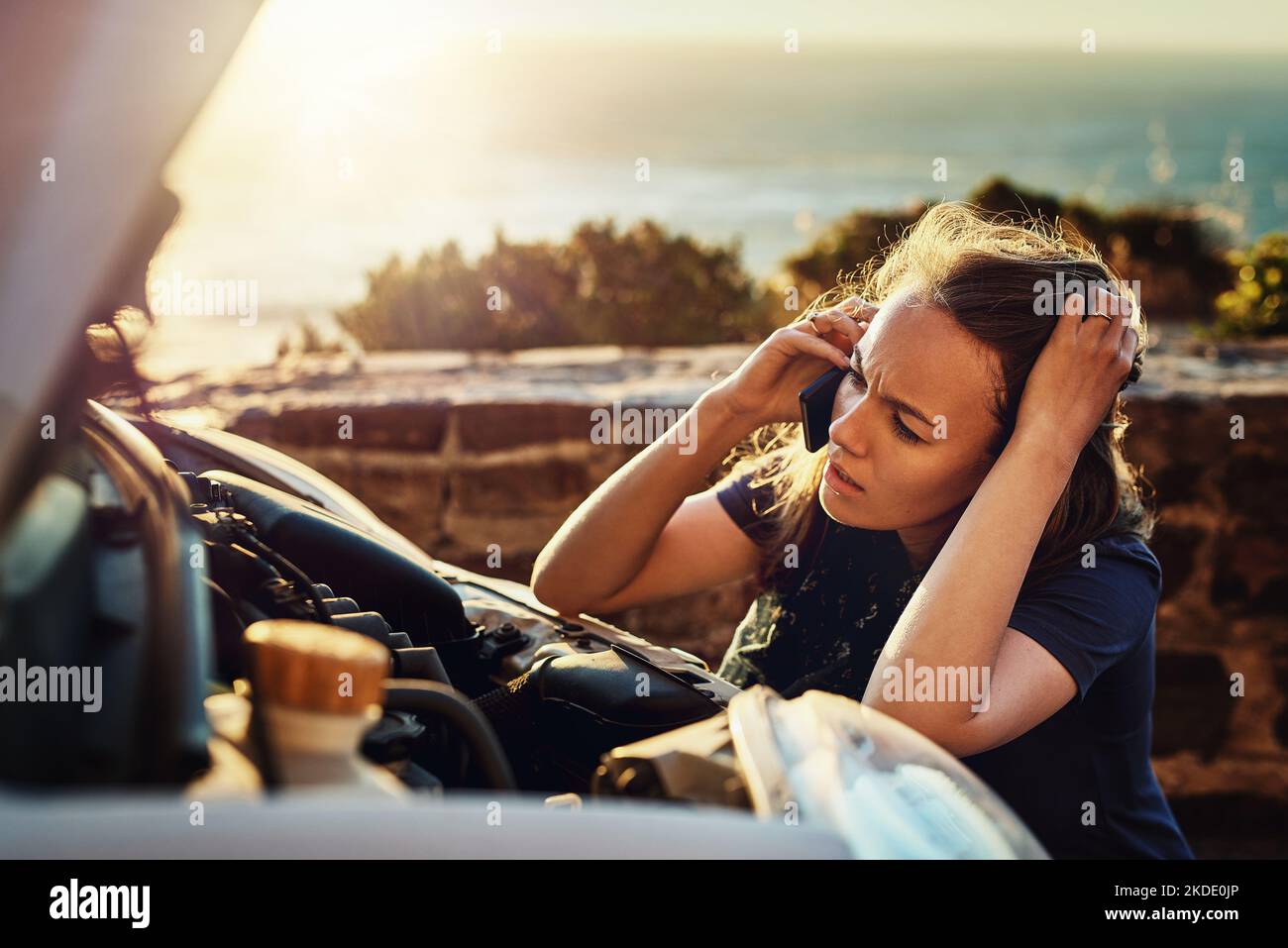 Les problèmes de voiture sont si frustrants. Une jeune femme qui appelle l'assistance routière après avoir fait panne. Banque D'Images