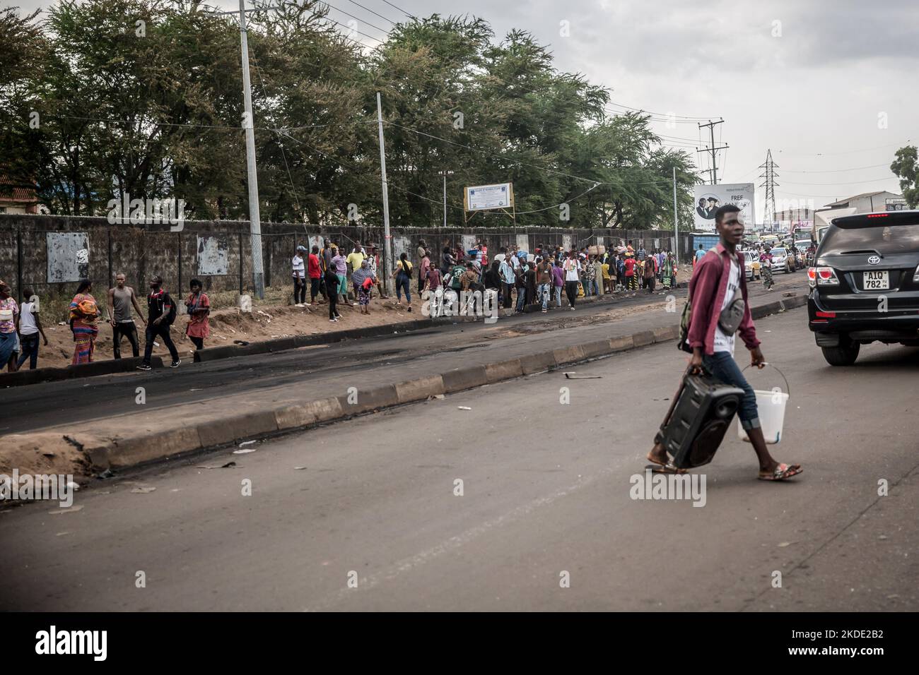 Freetown, Sierra Leone. 7th novembre 2021. Le site de l'explosion du pétrolier à Wellington. Au moins 107 personnes ont été tuées après qu'un camion-citerne en rotation ait été frappé à grande vitesse par un camion et que le carburant qui fuyait a pris feu. Parmi les victimes figuraient des femmes commerçants, des conducteurs de moto qui se sont précipités pour récupérer le carburant et des passagers en minibus. (Image de crédit : © Sally Hayden/SOPA Images via ZUMA Press Wire) Banque D'Images