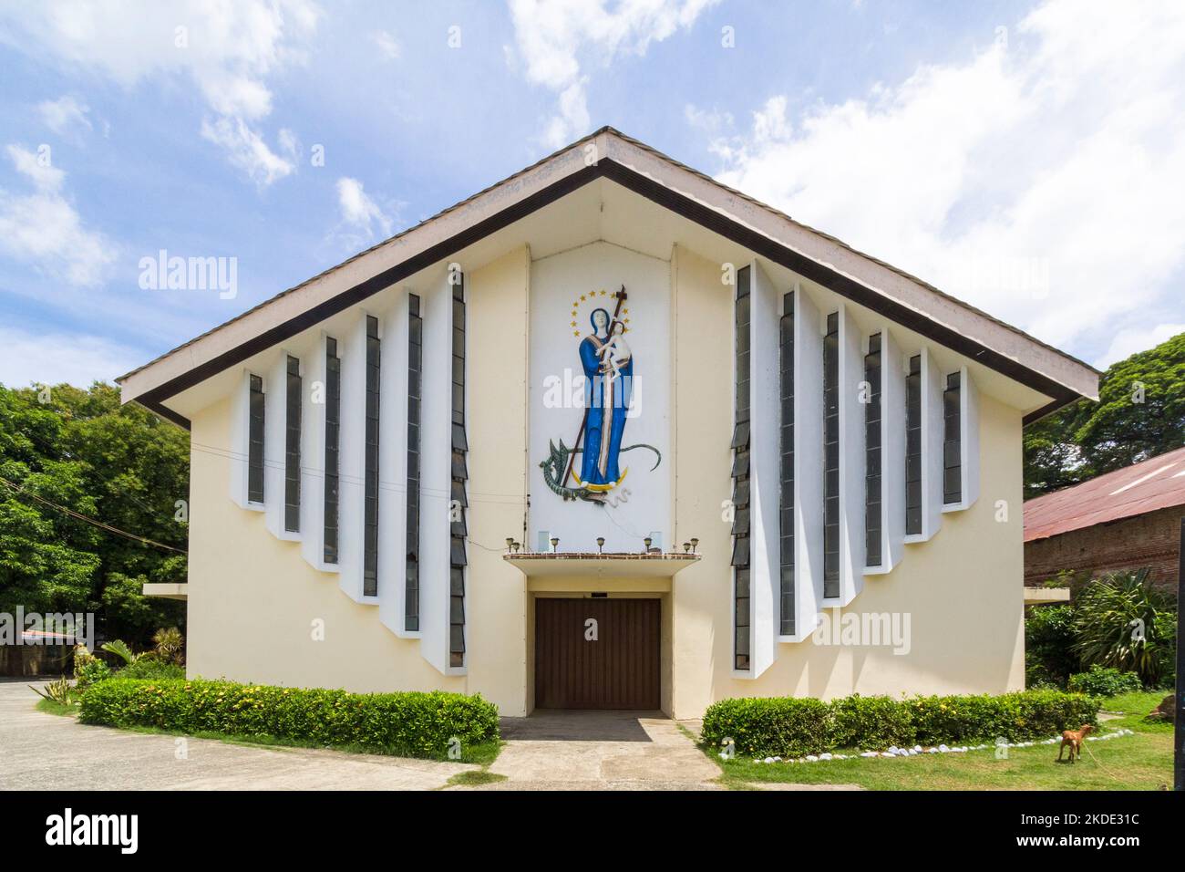 Façade moderne de l'église Immaculée conception à Abra, Philippines Banque D'Images