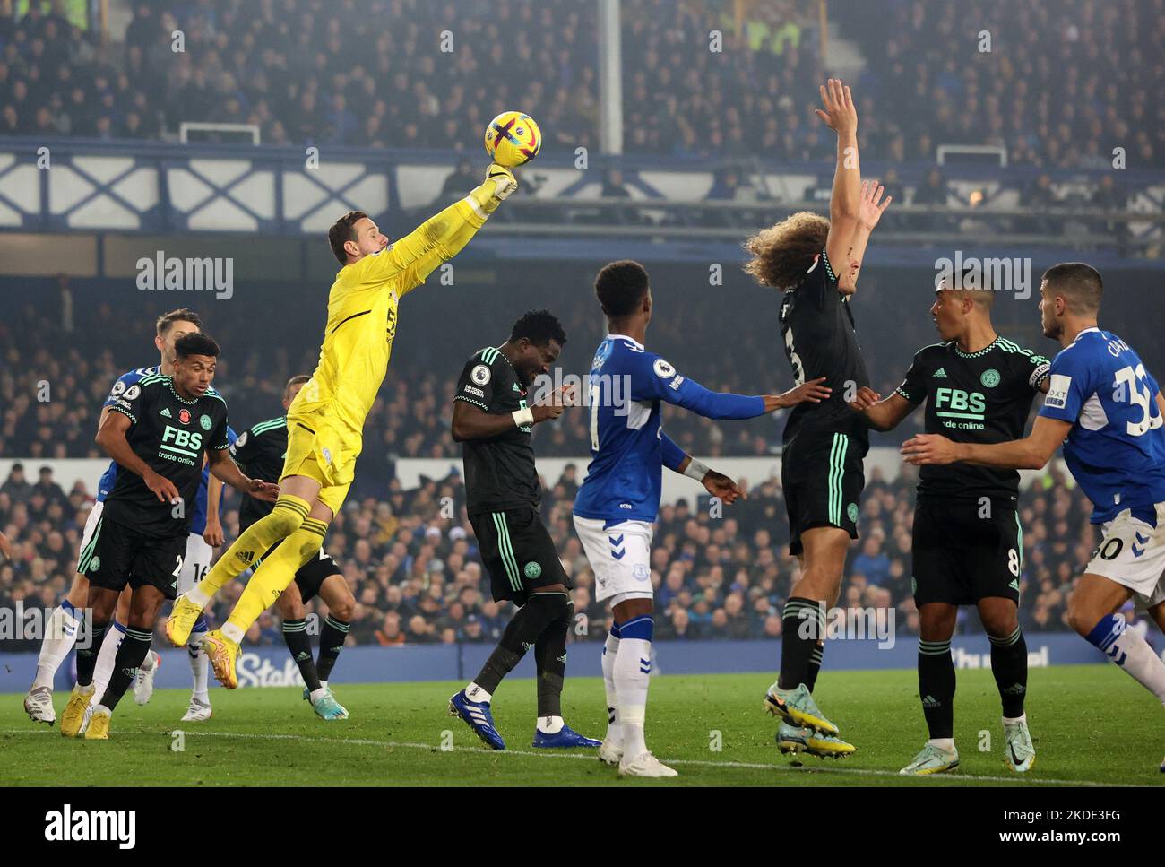 Goodison Park, Liverpool, Royaume-Uni. 5th novembre 2022. Premier League football, Everton contre Leicester City: Le gardien de Leicester City Danny Ward poinçons le ballon Clear Credit: Action plus Sports/Alay Live News Banque D'Images