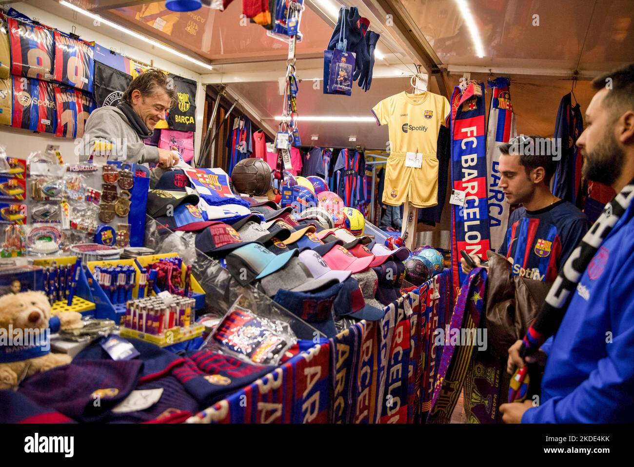 Barcelone, Espagne. 05th novembre 2022. Les supporters achètent des foulards Barça (FC Barcelona) en dehors de Spotify Camp Nou quelques minutes avant le lancement. Gerard Piqué du FC Barcelone jouera aujourd'hui son dernier match contre UD Almería. Crédit : SOPA Images Limited/Alamy Live News Banque D'Images