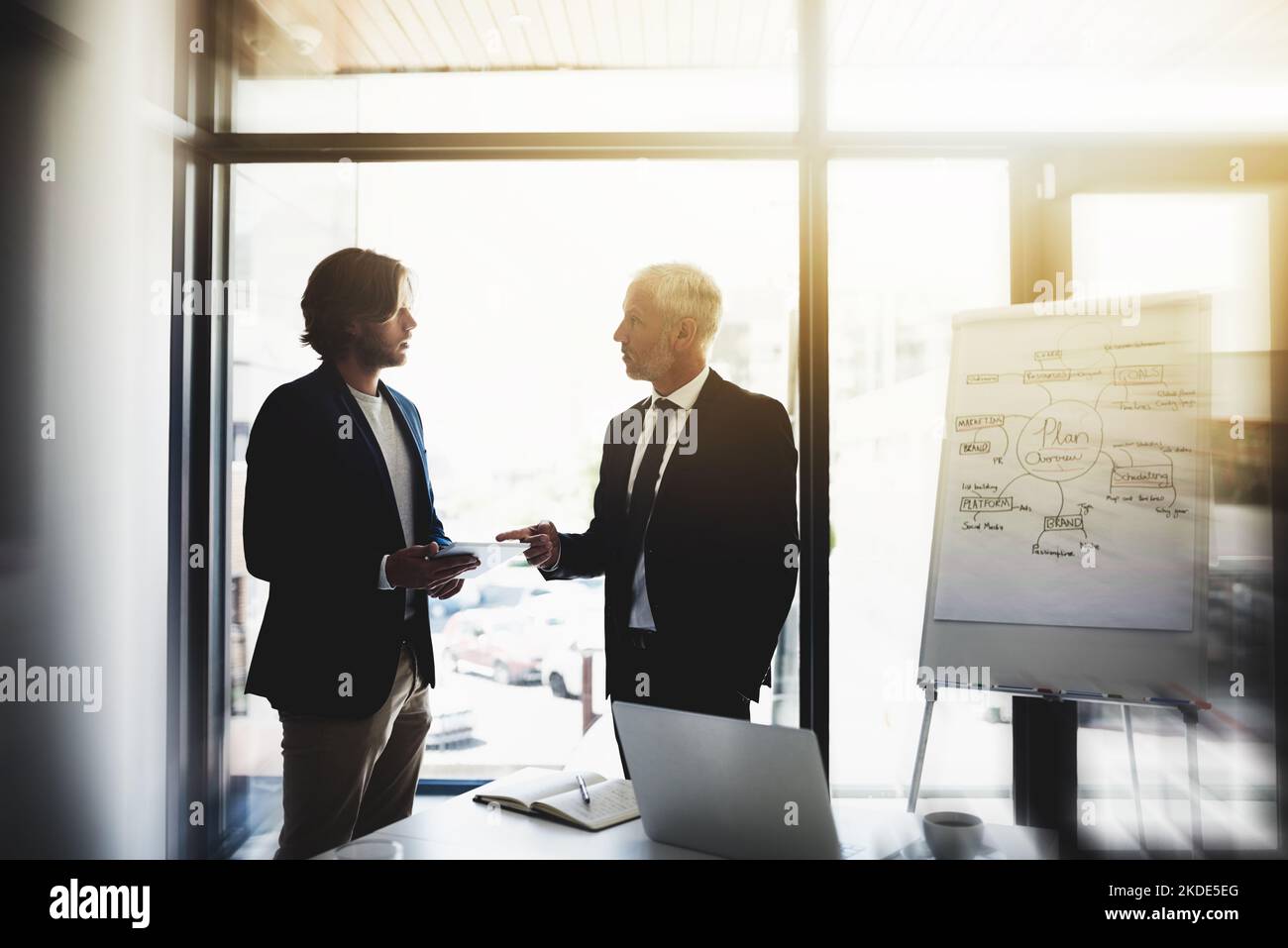 Parler des choses au bureau. Deux collègues d'affaires parlent ensemble dans une salle de réunion. Banque D'Images