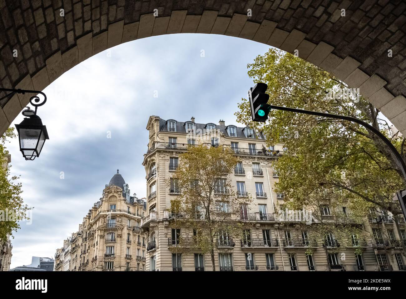 Paris, beau bâtiment, avenue Daumesnil dans le 12th arrondissement, sous le viaduc Banque D'Images