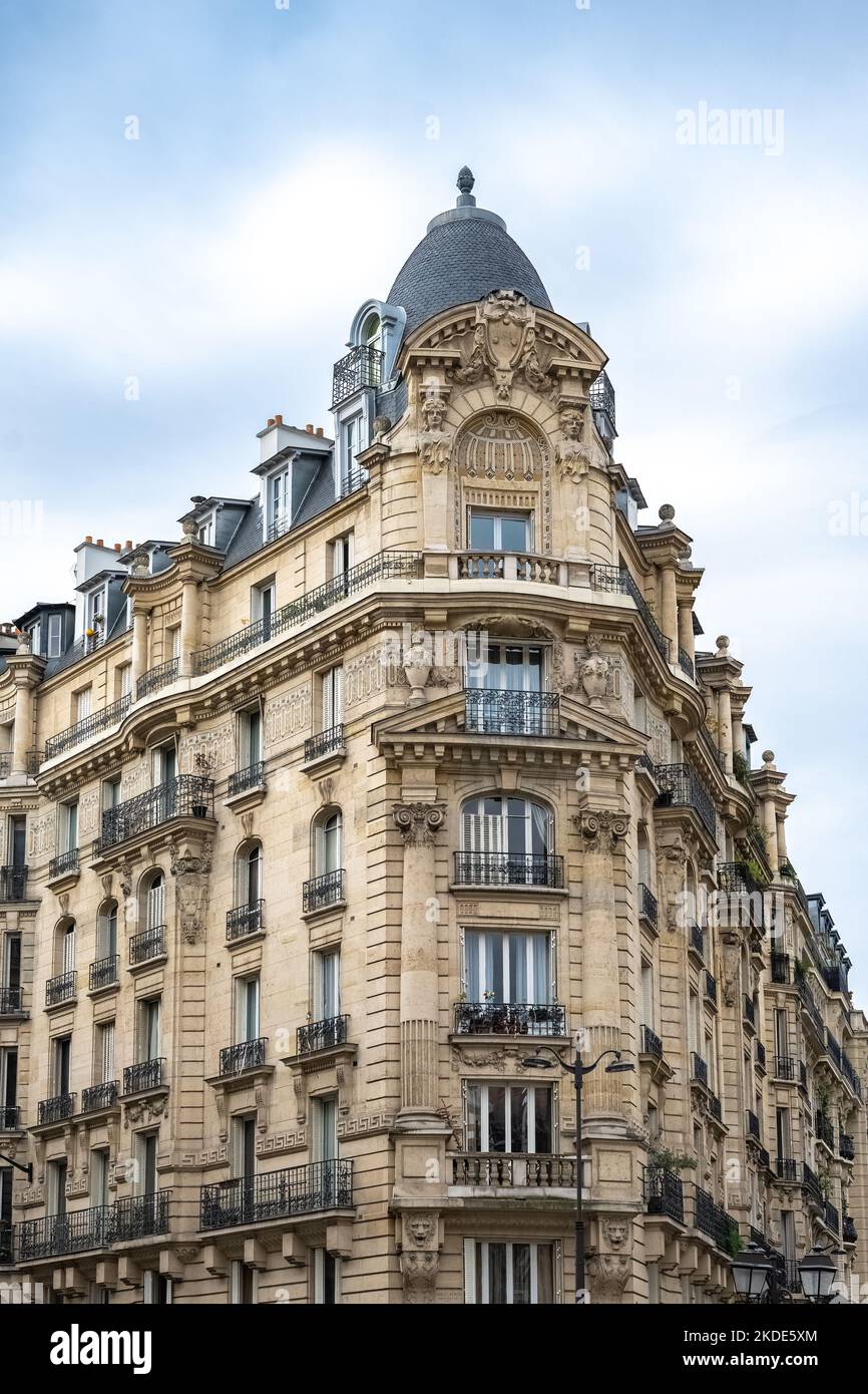 Paris, anciens bâtiments avenue Daumesnil, façades et fenêtres typiques Banque D'Images
