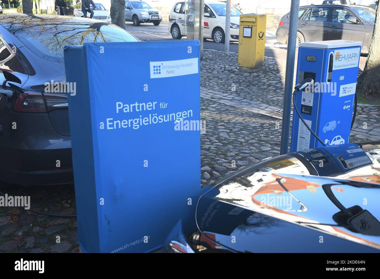 Burg/Fehmran/Germany/05 novembre 2022/ recharge de voitures électriques au point de recharge de l'île de Burg Fehmran en Allemagne . (Photo. Francis Joseph Dean/Dean photos. Banque D'Images