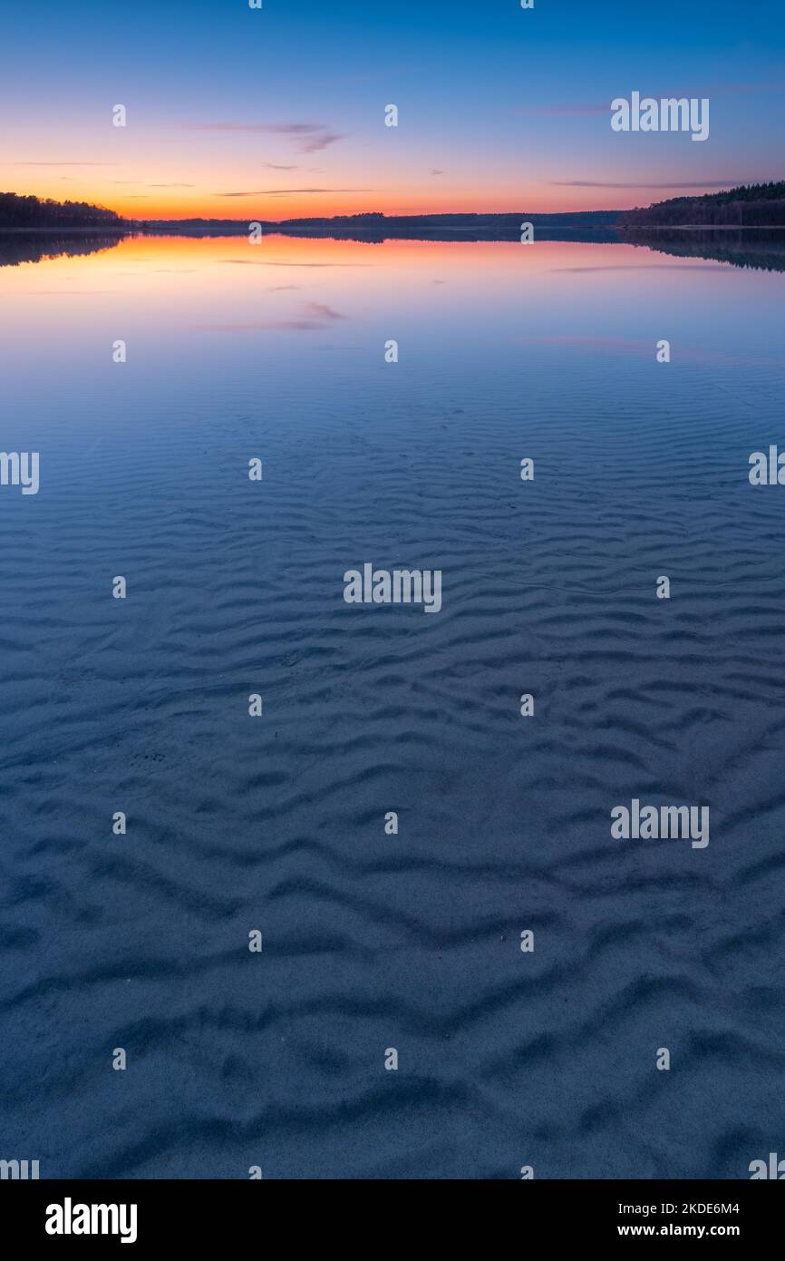 Lac Fuerstensee, eau claire avec structure de vagues dans le sable, coucher de soleil, parc national de Mueritz, Fuerstensee, Mecklembourg-Poméranie occidentale, Allemagne Banque D'Images