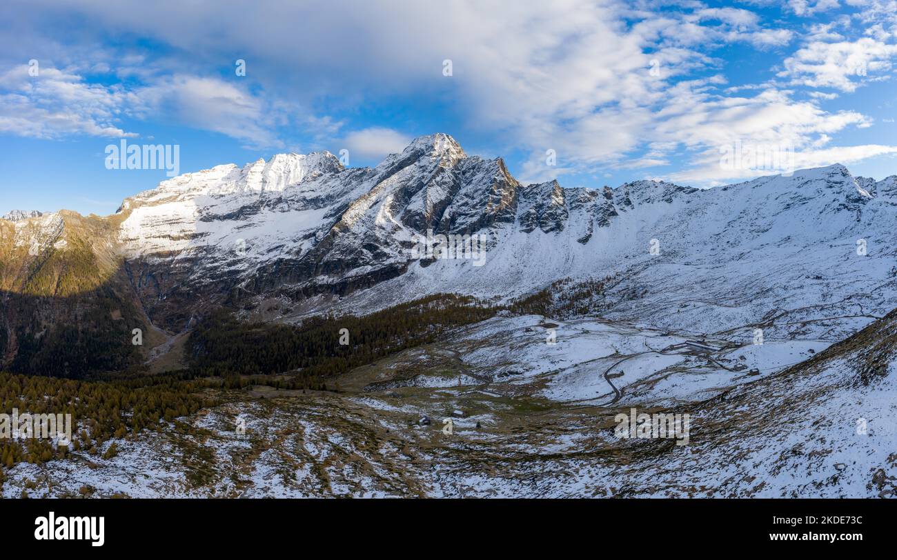 Vue aérienne sur les montagnes du Val Pontirone et de l'Alpe di Cava dans le canton du Tessin, en Suisse Banque D'Images