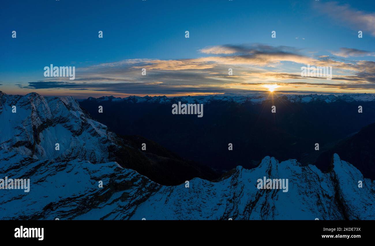 Vue aérienne du coucher de soleil sur les montagnes du Val Pontirone dans le canton du Tessin, Suisse Banque D'Images