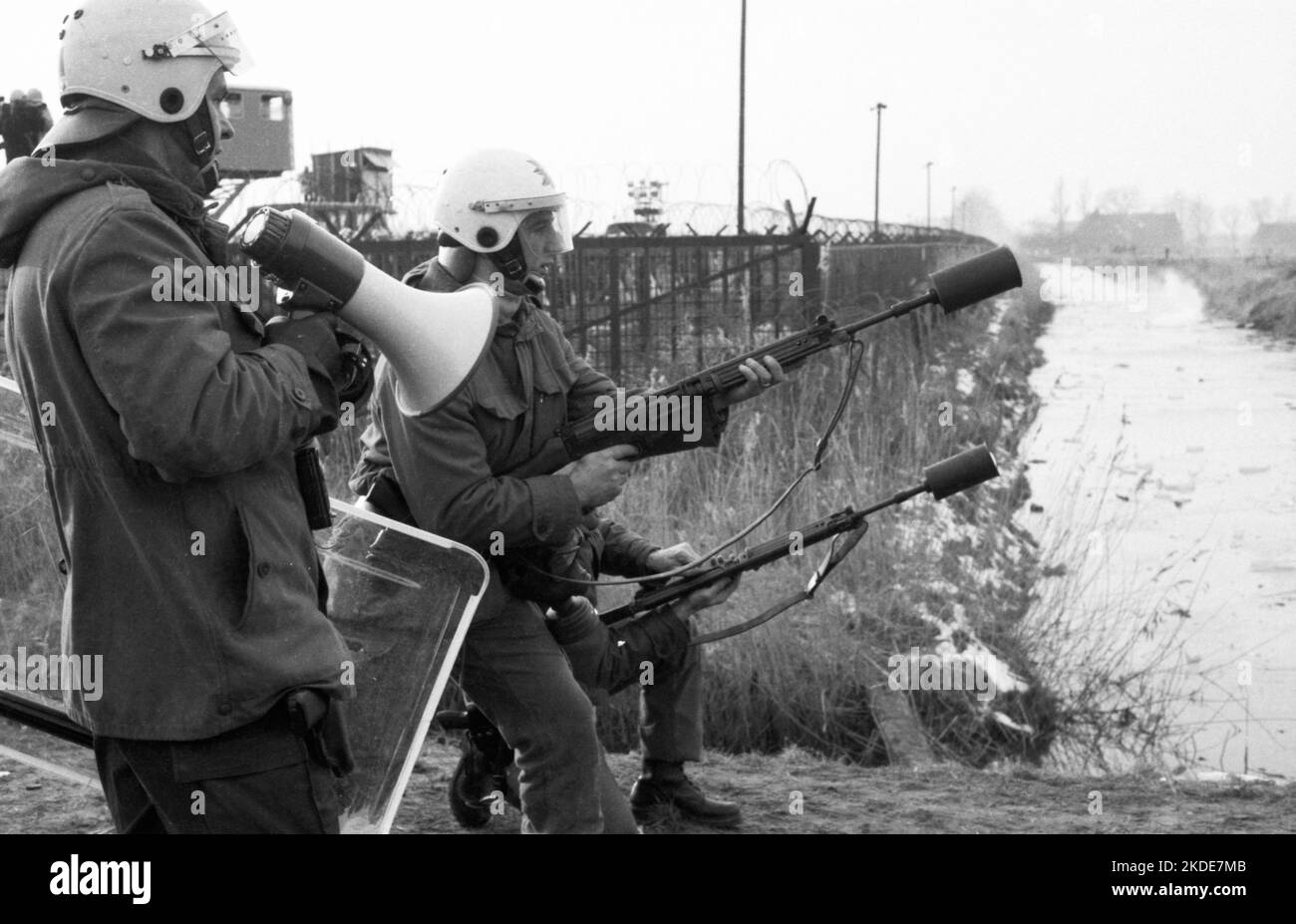 Vers 100, 000 manifestants, pacifiques et violents, sont venus à Brokdorf dans le district de Steinburg pour protester contre une centrale nucléaire protégée Banque D'Images