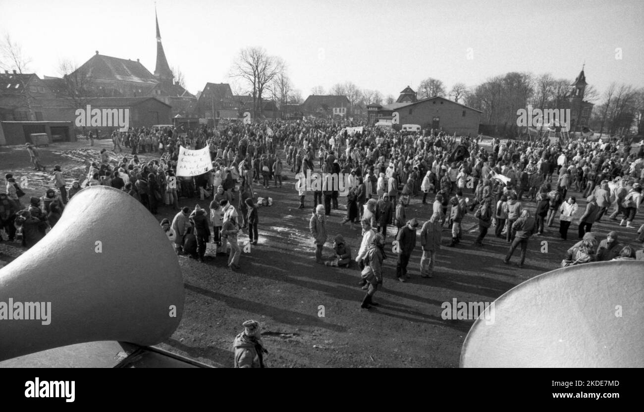 Vers 100, 000 manifestants, pacifiques et violents, sont venus à Brokdorf dans le district de Steinburg pour protester contre une centrale nucléaire protégée Banque D'Images