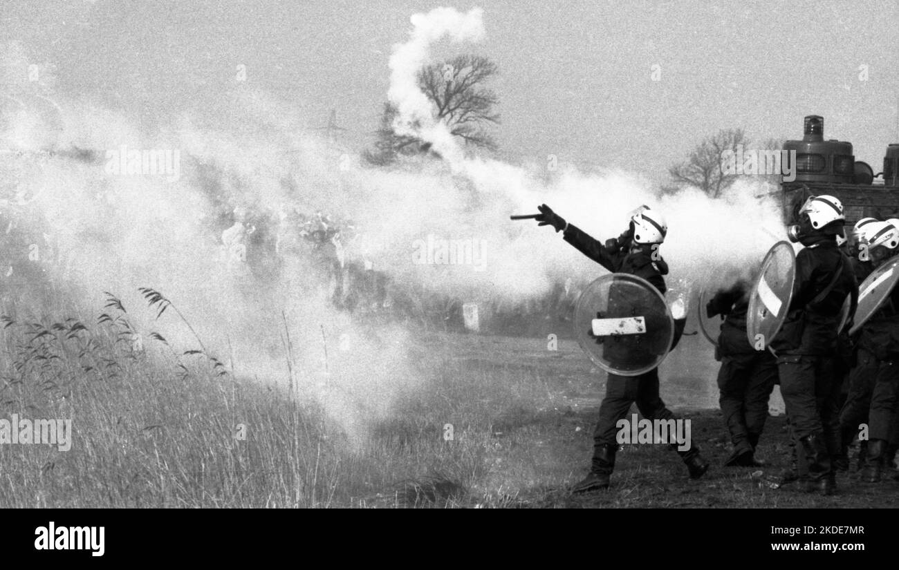 Vers 100, 000 manifestants, pacifiques et violents, sont venus à Brokdorf dans le district de Steinburg pour protester contre une centrale nucléaire protégée Banque D'Images