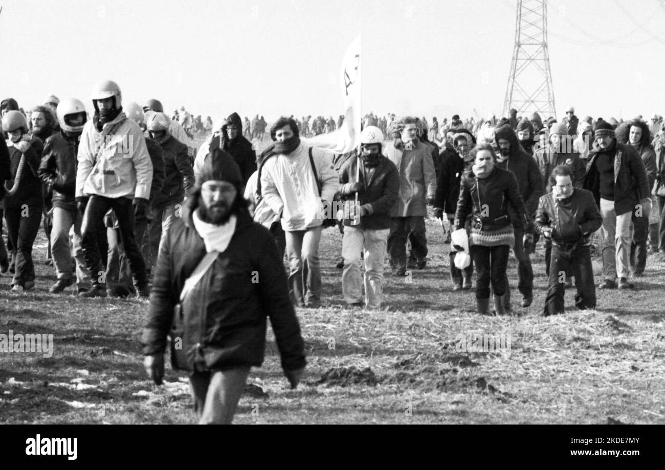 Vers 100, 000 manifestants, pacifiques et violents, sont venus à Brokdorf dans le district de Steinburg pour protester contre une centrale nucléaire protégée Banque D'Images