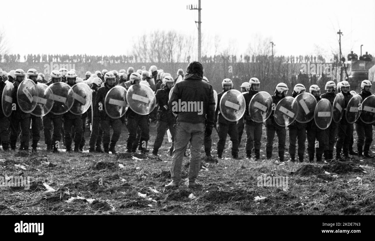 Vers 100, 000 manifestants, pacifiques et violents, sont venus à Brokdorf dans le district de Steinburg pour protester contre une centrale nucléaire protégée Banque D'Images