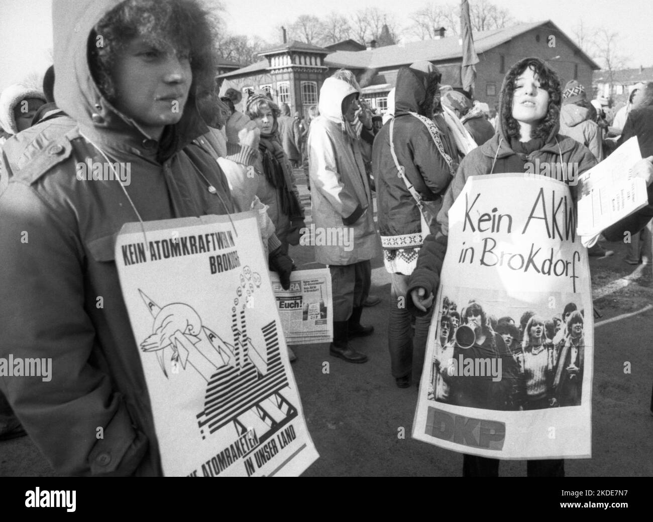 Vers 100, 000 manifestants, pacifiques et violents, sont venus à Brokdorf dans le district de Steinburg pour protester contre une centrale nucléaire protégée Banque D'Images