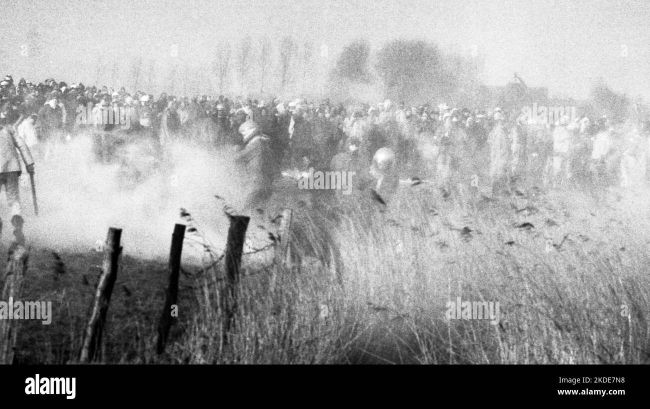Vers 100, 000 manifestants, pacifiques et violents, sont venus à Brokdorf dans le district de Steinburg pour protester contre une centrale nucléaire protégée Banque D'Images