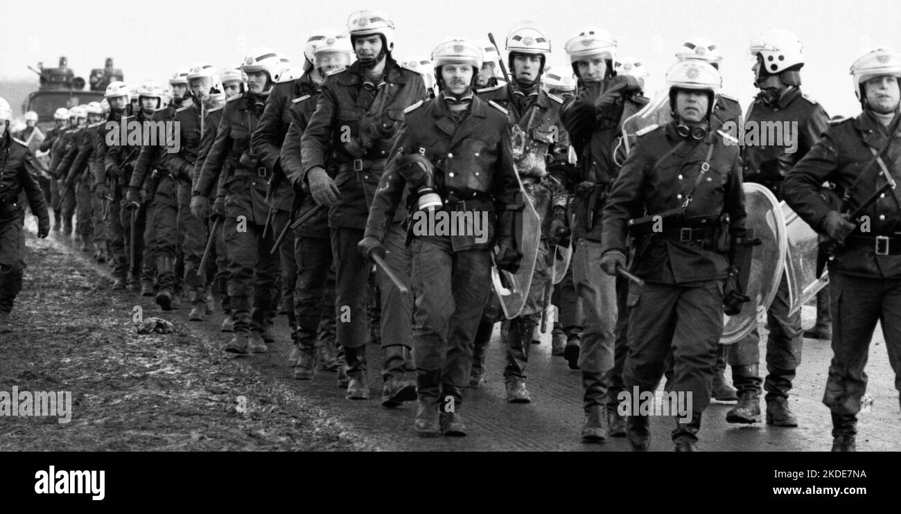 Vers 100, 000 manifestants, pacifiques et violents, sont venus à Brokdorf dans le district de Steinburg pour protester contre une centrale nucléaire protégée Banque D'Images