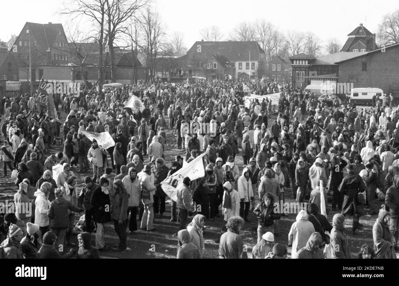 Vers 100, 000 manifestants, pacifiques et violents, sont venus à Brokdorf dans le district de Steinburg pour protester contre une centrale nucléaire protégée Banque D'Images