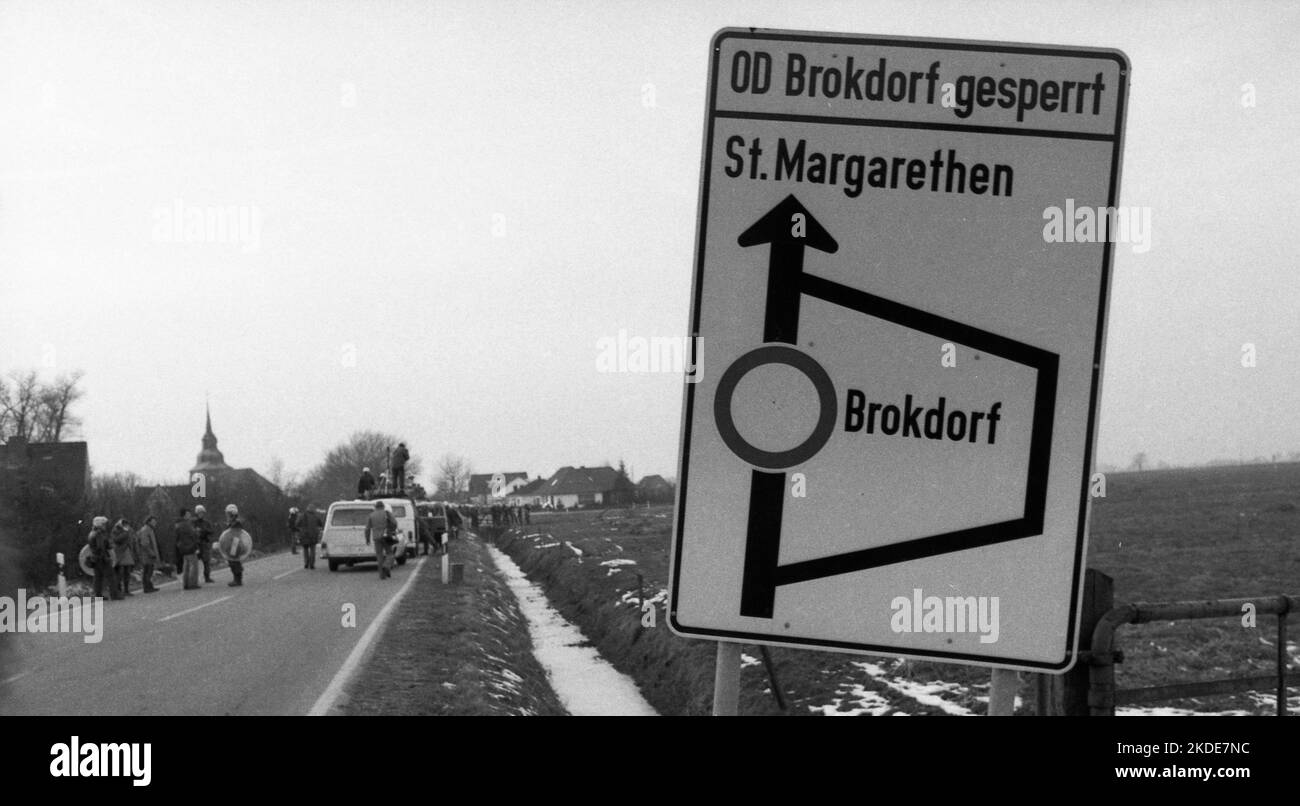 Vers 100, 000 manifestants, pacifiques et violents, sont venus à Brokdorf dans le district de Steinburg pour protester contre une centrale nucléaire protégée Banque D'Images