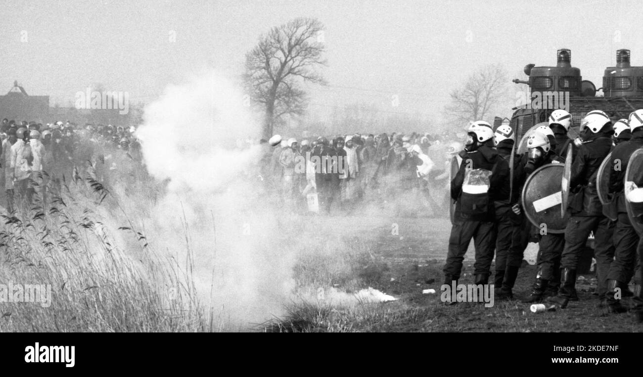 Vers 100, 000 manifestants, pacifiques et violents, sont venus à Brokdorf dans le district de Steinburg pour protester contre une centrale nucléaire protégée Banque D'Images