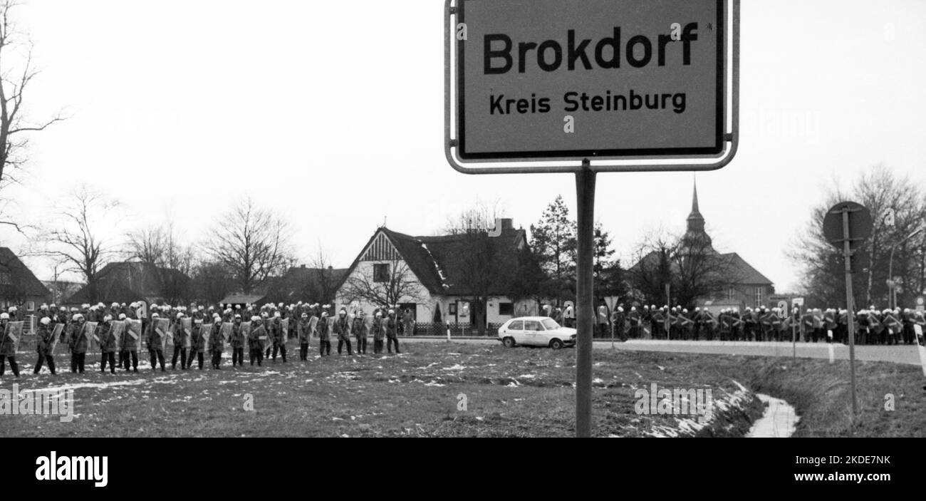 Vers 100, 000 manifestants, pacifiques et violents, sont venus à Brokdorf dans le district de Steinburg pour protester contre une centrale nucléaire protégée Banque D'Images