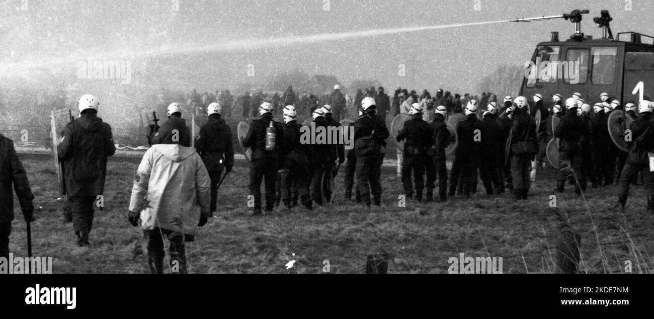 Vers 100, 000 manifestants, pacifiques et violents, sont venus à Brokdorf dans le district de Steinburg pour protester contre une centrale nucléaire protégée Banque D'Images