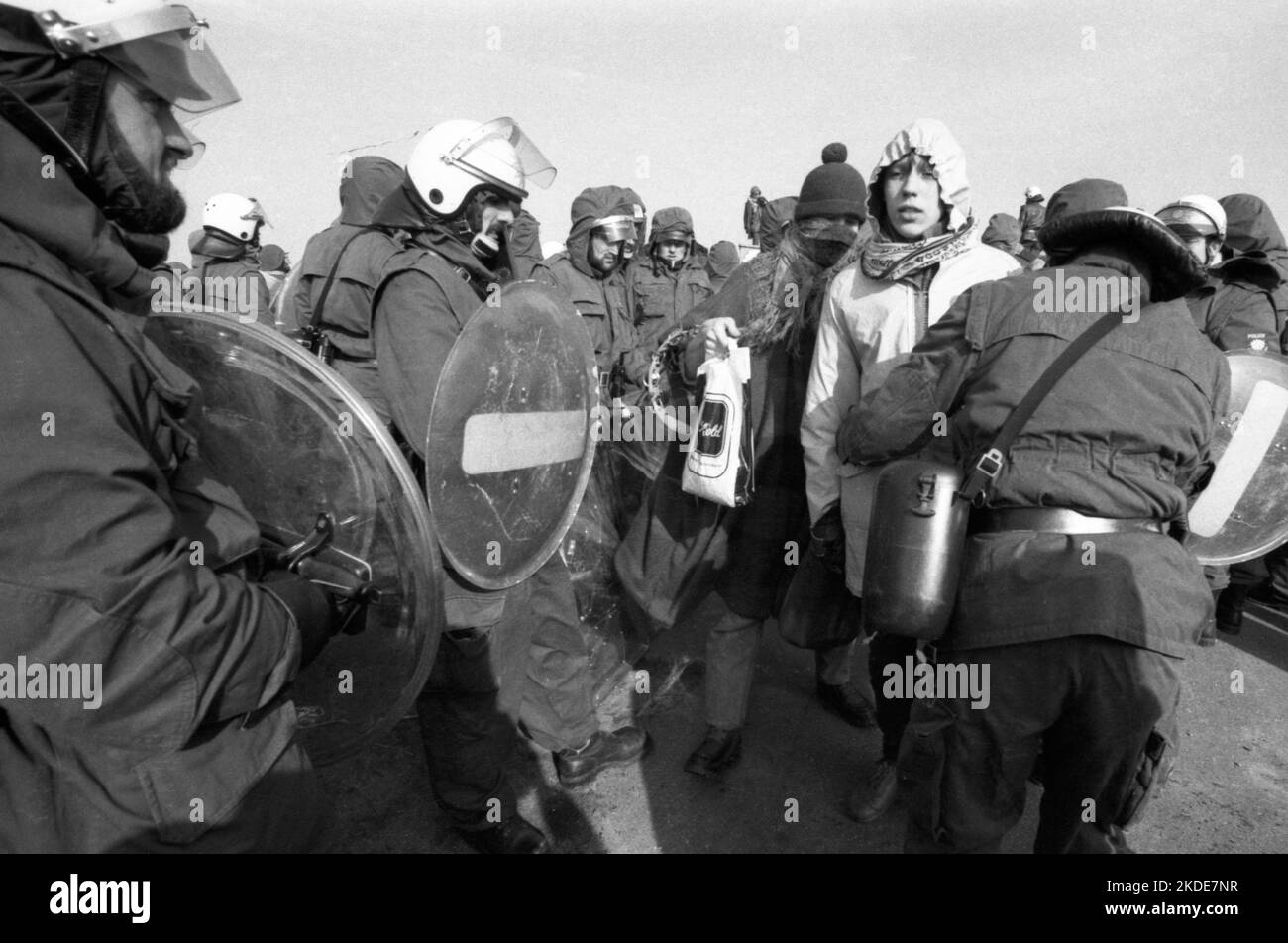 Vers 100, 000 manifestants, pacifiques et violents, sont venus à Brokdorf dans le district de Steinburg pour protester contre une centrale nucléaire protégée Banque D'Images