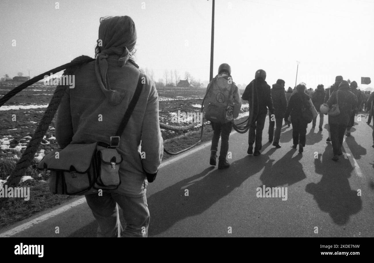 Vers 100, 000 manifestants, pacifiques et violents, sont venus à Brokdorf dans le district de Steinburg pour protester contre une centrale nucléaire protégée Banque D'Images