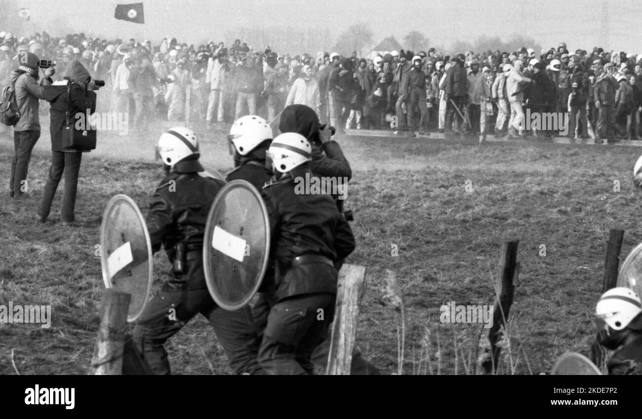 Vers 100, 000 manifestants, pacifiques et violents, sont venus à Brokdorf dans le district de Steinburg pour protester contre une centrale nucléaire protégée Banque D'Images