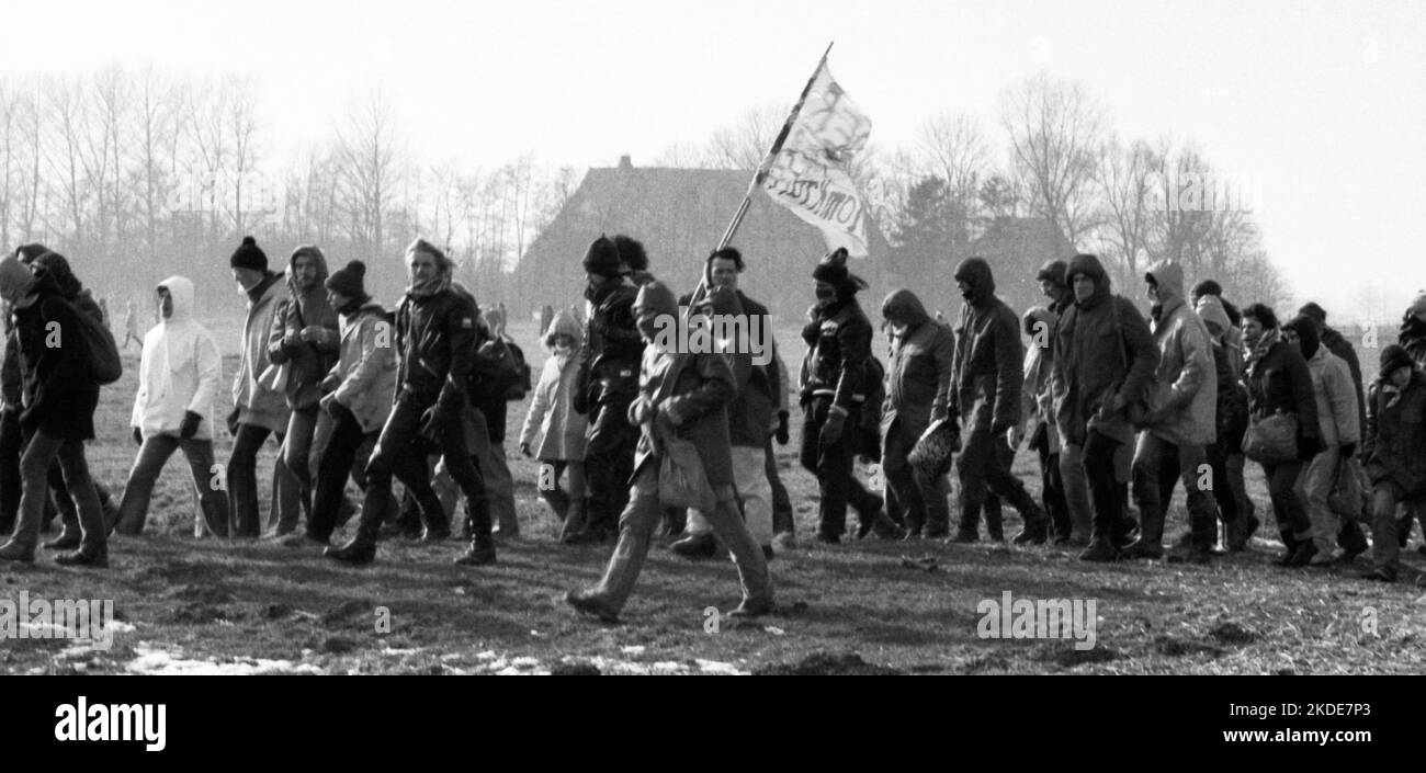 Vers 100, 000 manifestants, pacifiques et violents, sont venus à Brokdorf dans le district de Steinburg pour protester contre une centrale nucléaire protégée Banque D'Images