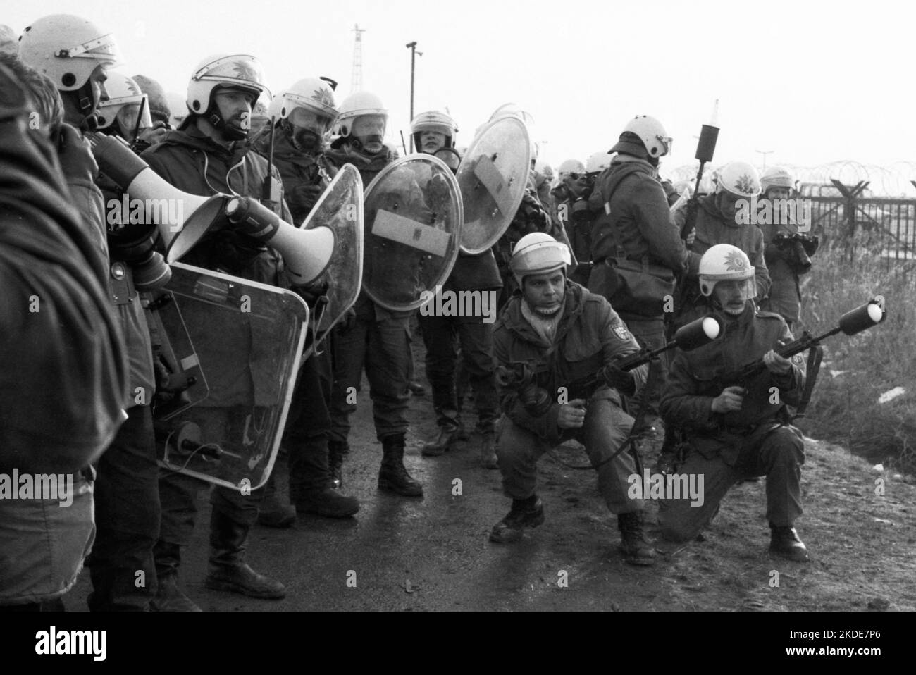 Vers 100, 000 manifestants, pacifiques et violents, sont venus à Brokdorf dans le district de Steinburg pour protester contre une centrale nucléaire protégée Banque D'Images