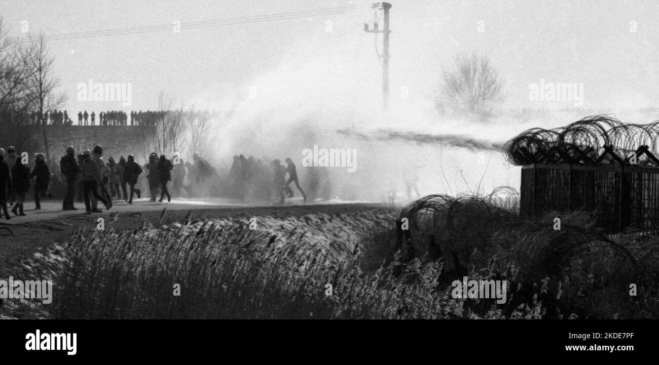 Vers 100, 000 manifestants, pacifiques et violents, sont venus à Brokdorf dans le district de Steinburg pour protester contre une centrale nucléaire protégée Banque D'Images